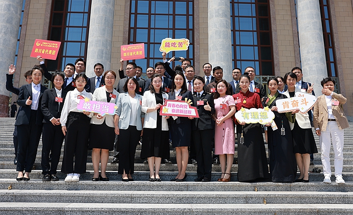 0940--頭圖--閉幕會后，代表們在人民大會堂前合影.jpg